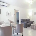 Pet Friendly In *