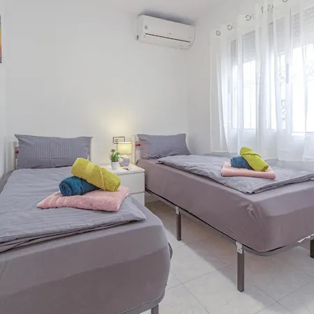 2 Bedroom Gorgeous In Lägenhet